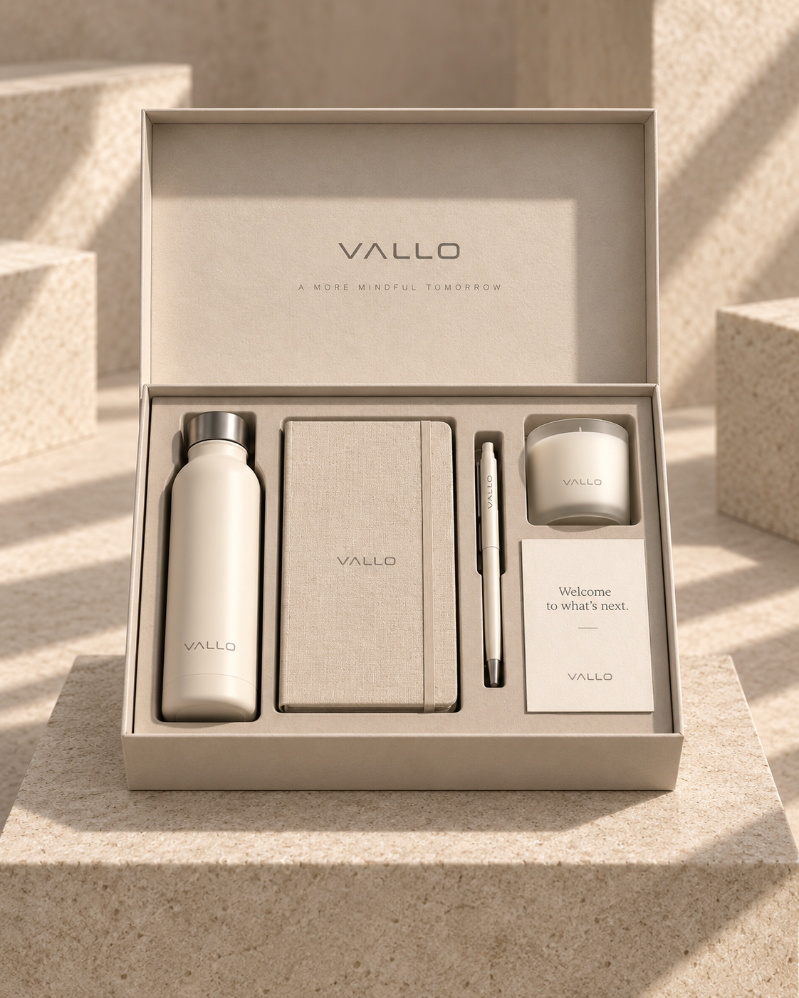 Открытая подарочная коробка VALLO с бутылкой, блокнотом, ручкой, свечой и карточкой